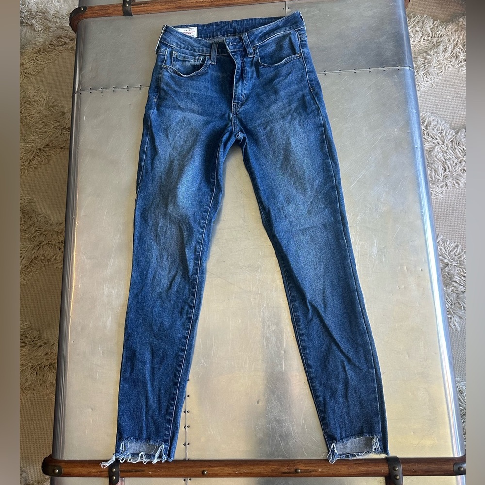 GAP Women's - Universal Jegging mid rise size 28/6. Distressed at the ankles